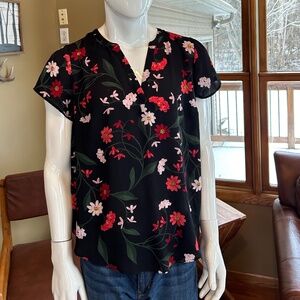TORRID 1X Short Sleeve Blouse Black with Pink and Red Flowers Excellent Shape
